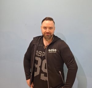 personal trainer Ville kuvassa hymyilee