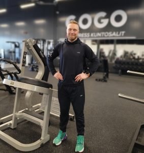 Personal trainer kuntosalilla